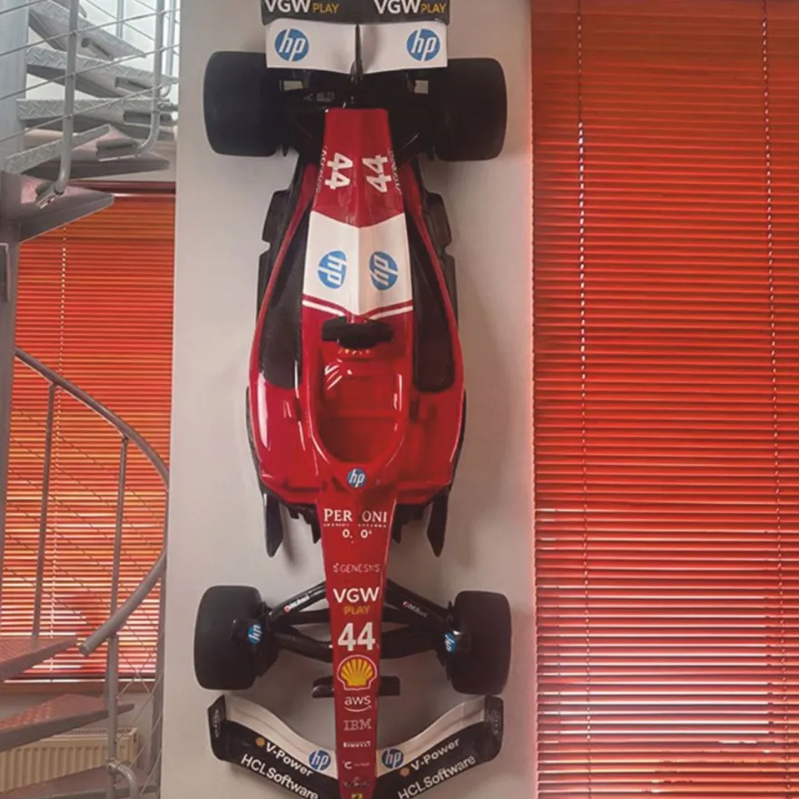 Casa Padrino XXL Deko Formel 1 Rennwagen Rot / Schwarz / Weiß 180 cm - Wanddeko