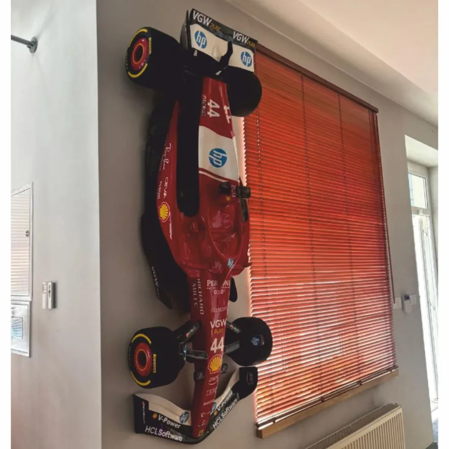 Casa Padrino XXL Deko Formel 1 Rennwagen Rot / Schwarz / Weiß 180 cm - Wanddeko