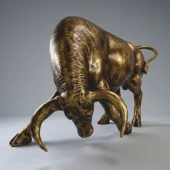 Casa Padrino XXL Deko Skulptur Stier Antik Gold 205 cm - Garten Deko Figur - Große Deko Figur - Lebengroße Garten Skulptur