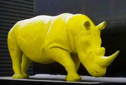 Casa Padrino XXL Deko Skulptur Nashorn Gelb 340 cm - Lebensgroße Garten Figur