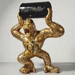 Casa Padrino XXL Deko Skulptur Gorilla mit Fass Gold / Schwarz H. 240 cm - Garten Figur - CPB