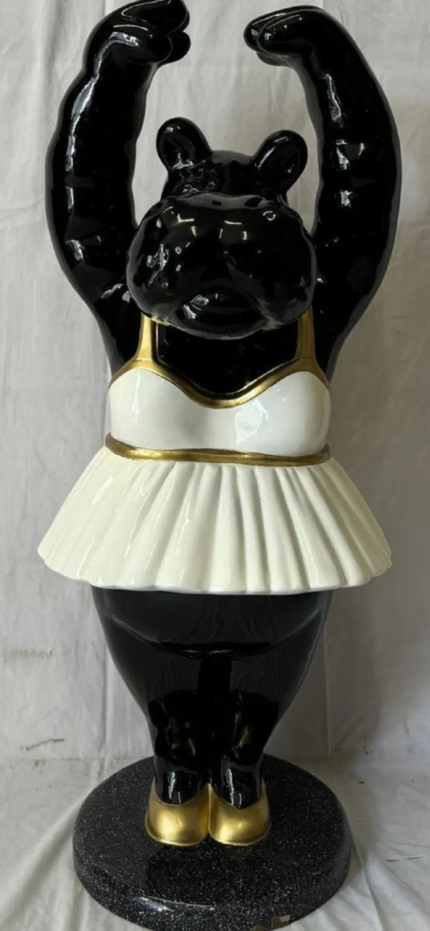 Casa Padrino XXL Deko Skulptur Nilpferd Ballerina Schwarz / Weiß / Gold H. 98 cm
