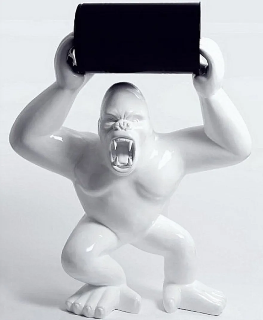 Casa Padrino XXL Deko Skulptur Gorilla mit Fass Weiß / Schwarz H. 250 cm - Riesige Garten Figur