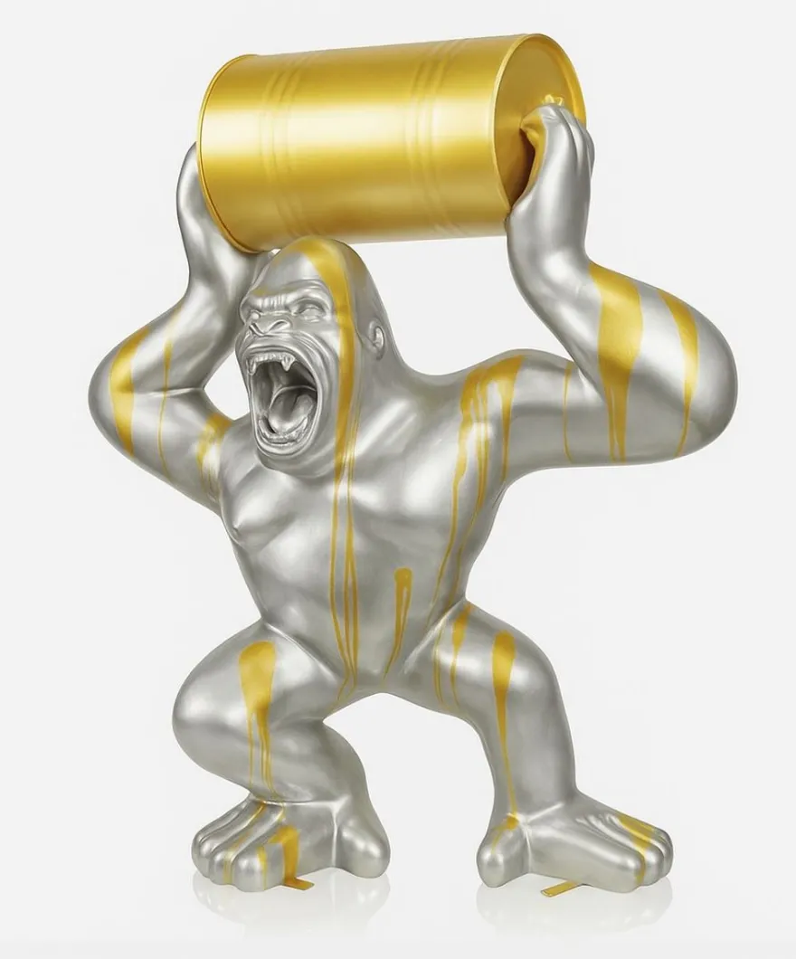 Casa Padrino XXL Deko Skulptur Gorilla mit Fass Silber / Gold H. 240 cm - Garten Figur