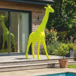 Casa Padrino XXL Deko Skulptur Giraffe Neongelb H. 230 cm - Riesige Garten Deko Figur