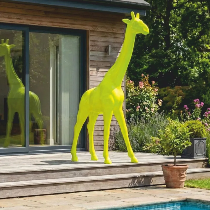 Casa Padrino XXL Deko Skulptur Giraffe Neongelb H. 230 cm - Riesige Garten Deko Figur