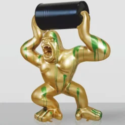 Casa Padrino XXL Deko Skulptur Gorilla mit Fass Gold / Grün / Schwarz H. 240 cm