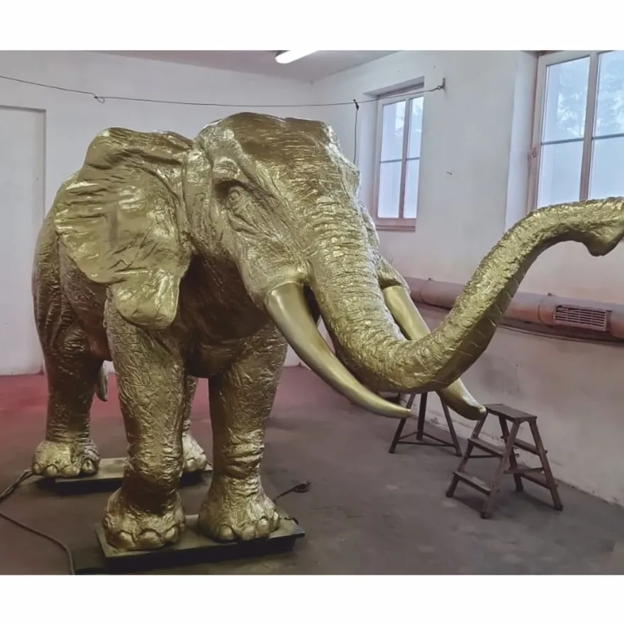 Casa Padrino XXL Deko Skulptur Elefant Gold 410 cm - Riesige Garten Deko Figur