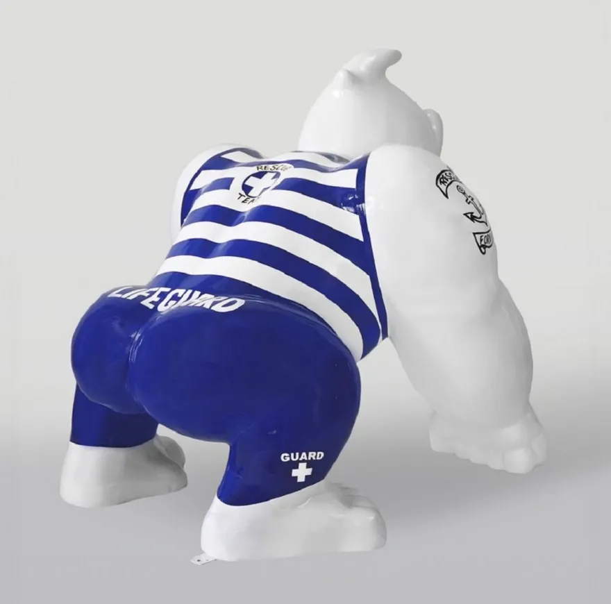 Casa Padrino XXL Deko Skulptur Gorilla Affe Weiß / Blau / Schwarz H. 104 cm - XXL Deko Figur