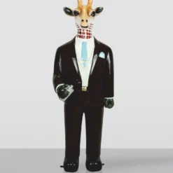 Casa Padrino XXL Deko Skulptur Giraffe mit Anzug H. 171 cm - Große Deko Figur