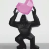 Casa Padrino XXL Deko Skulptur Gorilla mit Herz Schwarz / Rosa H. 146 cm