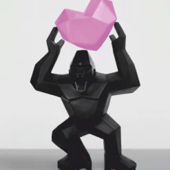 Casa Padrino XXL Deko Skulptur Gorilla mit Herz Schwarz / Rosa H. 146 cm
