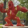 Casa Padrino XXL Deko Skulptur Gorilla Affe Rot / Gold H. 180 cm - Garten Figur