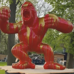 Casa Padrino XXL Deko Skulptur Gorilla Affe Rot / Gold H. 180 cm - Garten Figur