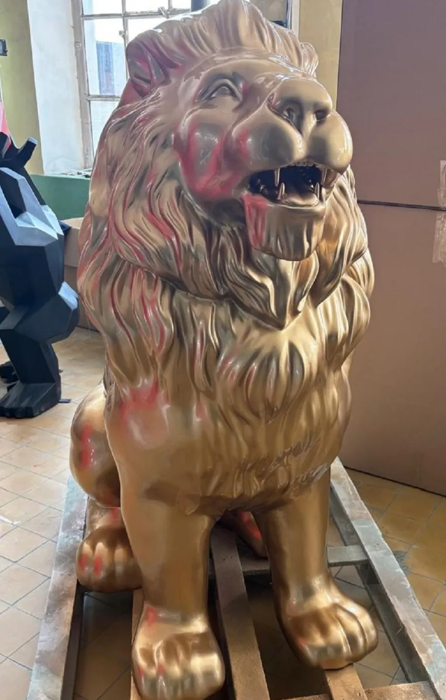 Casa Padrino XXL Deko Skulptur Löwe Gold H. 143 cm - Garten Deko Figur
