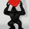 Casa Padrino XXL Deko Skulptur Gorilla mit Herz Schwarz / Rot H. 146 cm