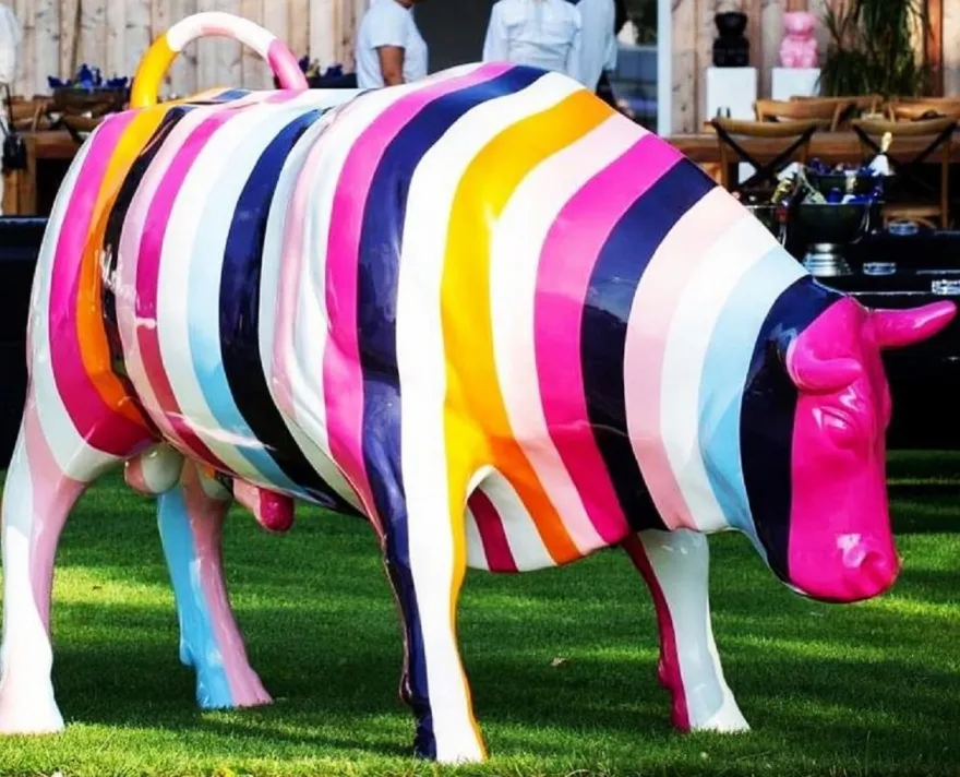 Casa Padrino XXL Deko Skulptur Stier Weiß / Bunt 235 x H. 140 cm