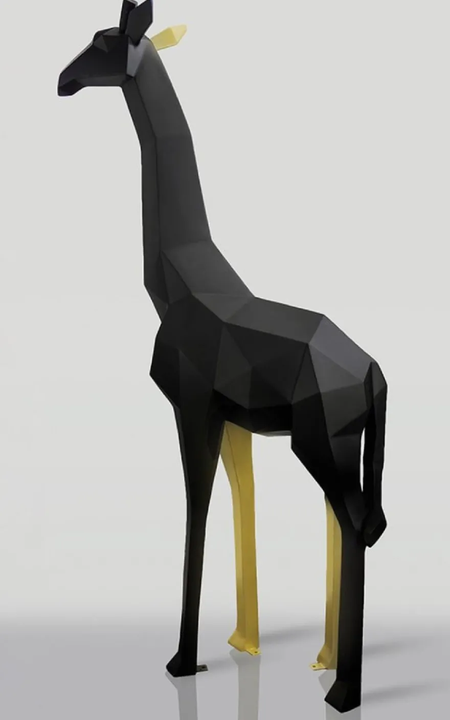 Casa Padrino XXL Deko Skulptur Giraffe Schwarz / Gold H. 200 cm - Abstrakte Garten Deko Figur