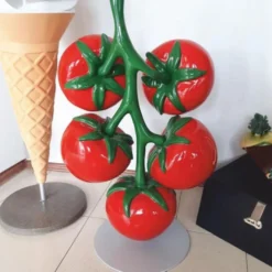 Casa Padrino XXL Deko Tomaten am Stengel mit Ständer Rot / Grün / Grau H. 100 cm