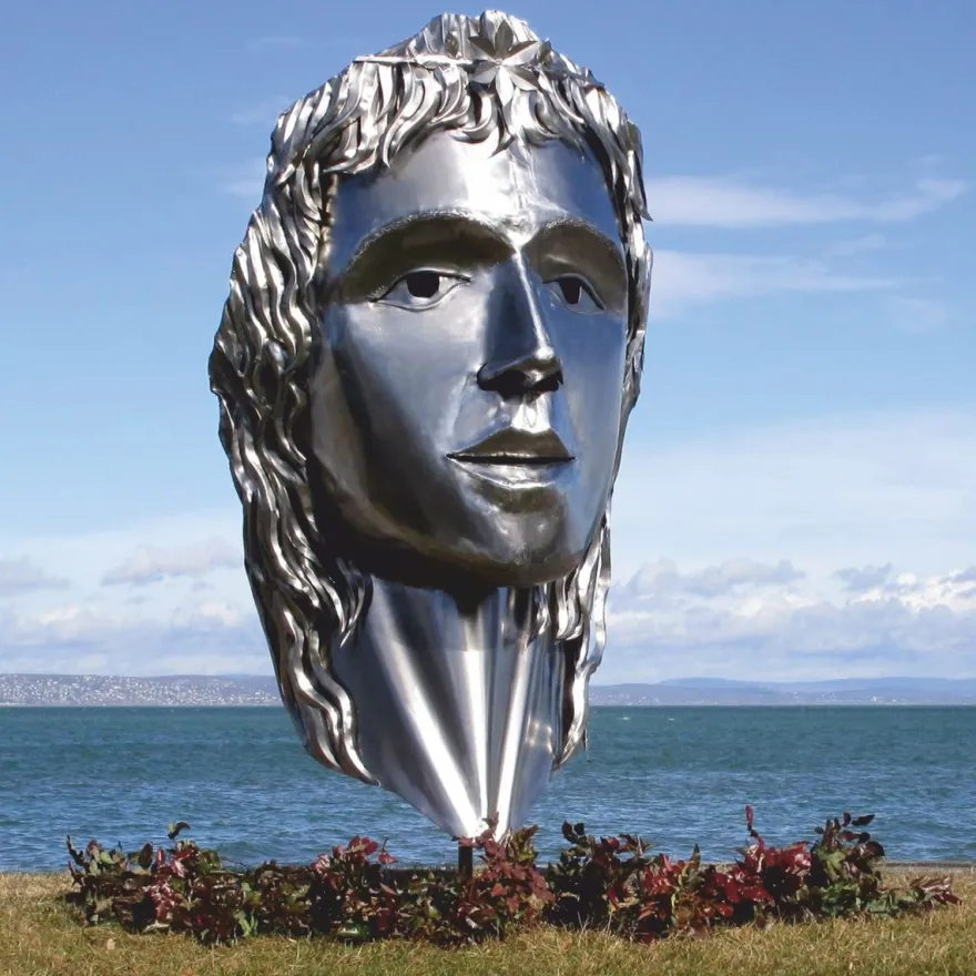 Casa Padrino XXL Garten Deko Edelstahl Skulptur Frauenkopf Silber H. 215 cm
