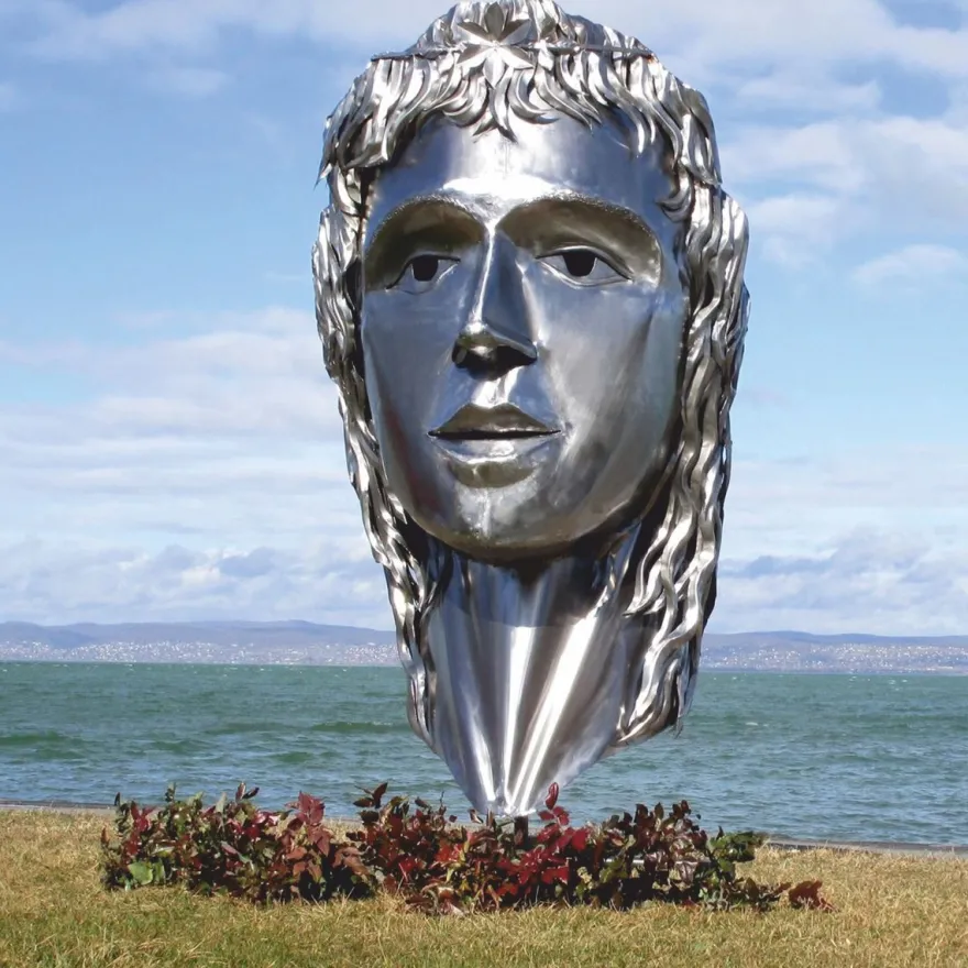 Casa Padrino XXL Garten Deko Edelstahl Skulptur Frauenkopf Silber H. 215 cm