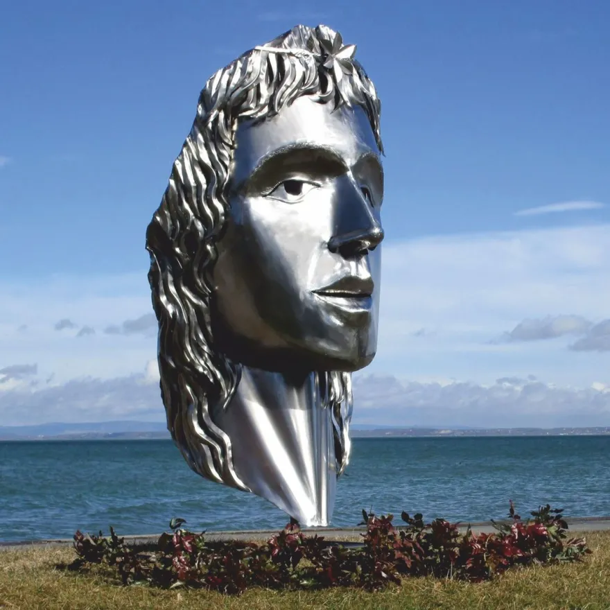 Casa Padrino XXL Garten Deko Edelstahl Skulptur Frauenkopf Silber H. 215 cm