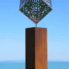 Casa Padrino XXL Garten Deko Metall Skulptur Würfel auf Säule Silber / Rost H. 216 cm