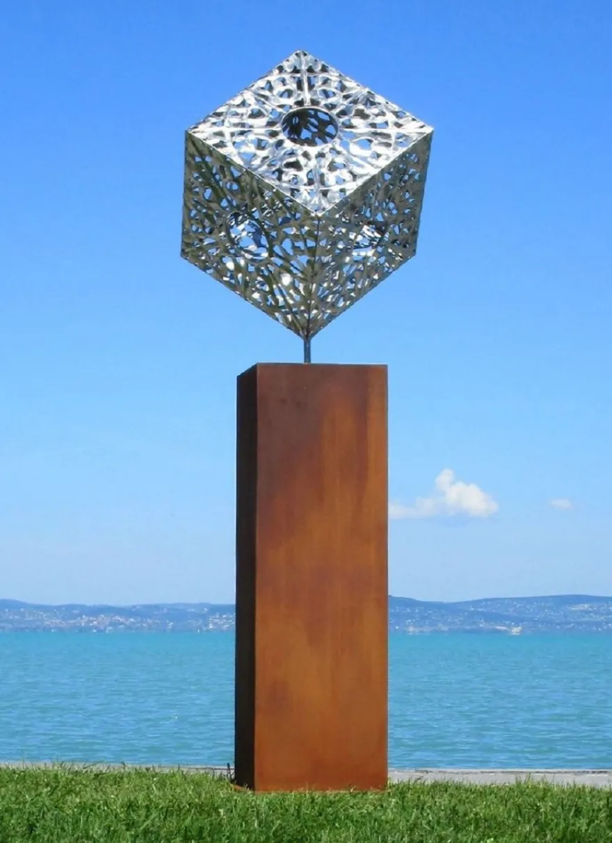 Casa Padrino XXL Garten Deko Metall Skulptur Würfel auf Säule Silber / Rost H. 216 cm