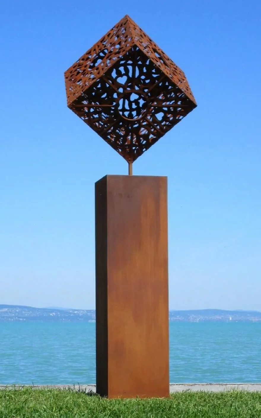 Casa Padrino XXL Garten Deko Metall Skulptur Würfel auf Säule Rost H. 216 cm