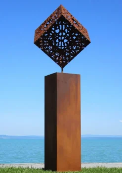 Casa Padrino XXL Garten Deko Metall Skulptur Würfel auf Säule Rost H. 216 cm
