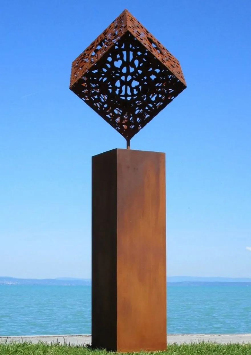Casa Padrino XXL Garten Deko Metall Skulptur Würfel auf Säule Rost H. 216 cm