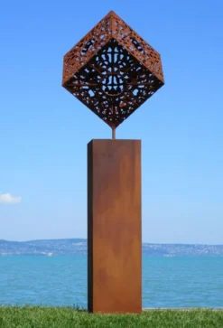 Casa Padrino XXL Garten Deko Metall Skulptur Würfel auf Säule Rost H. 216 cm