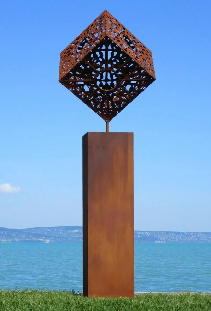 Casa Padrino XXL Garten Deko Metall Skulptur Würfel auf Säule Rost H. 216 cm