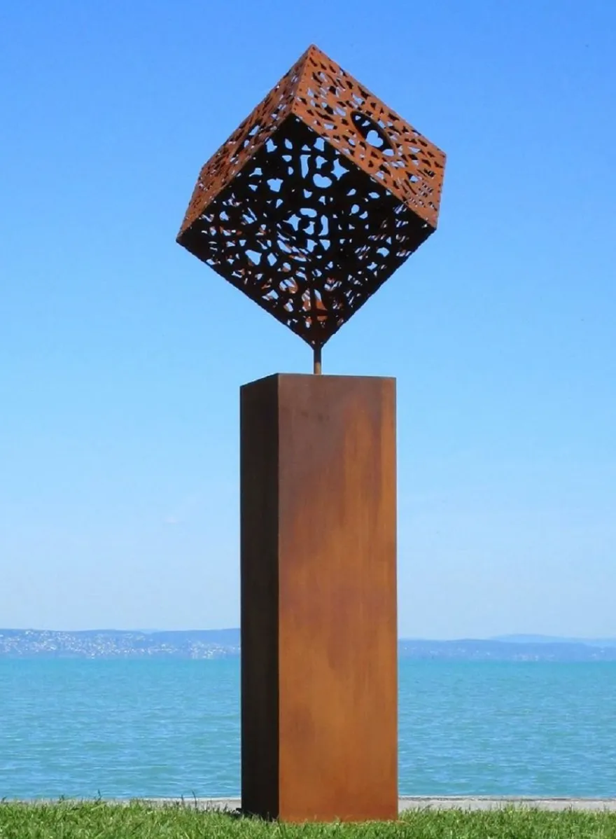 Casa Padrino XXL Garten Deko Metall Skulptur Würfel auf Säule Rost H. 216 cm