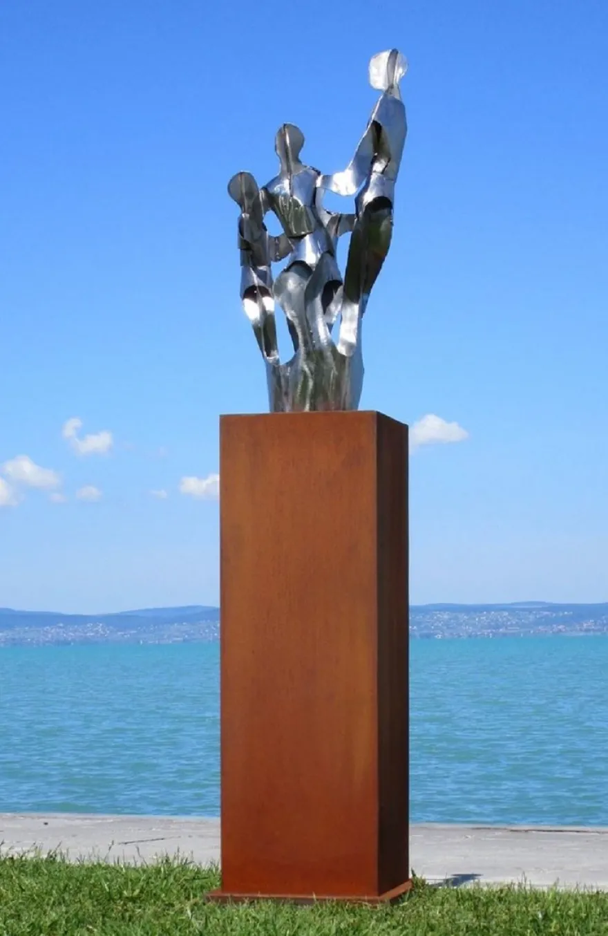 Casa Padrino XXL Garten Deko Metall Skulptur Freunde auf Säule Silber / Rost H. 182 cm