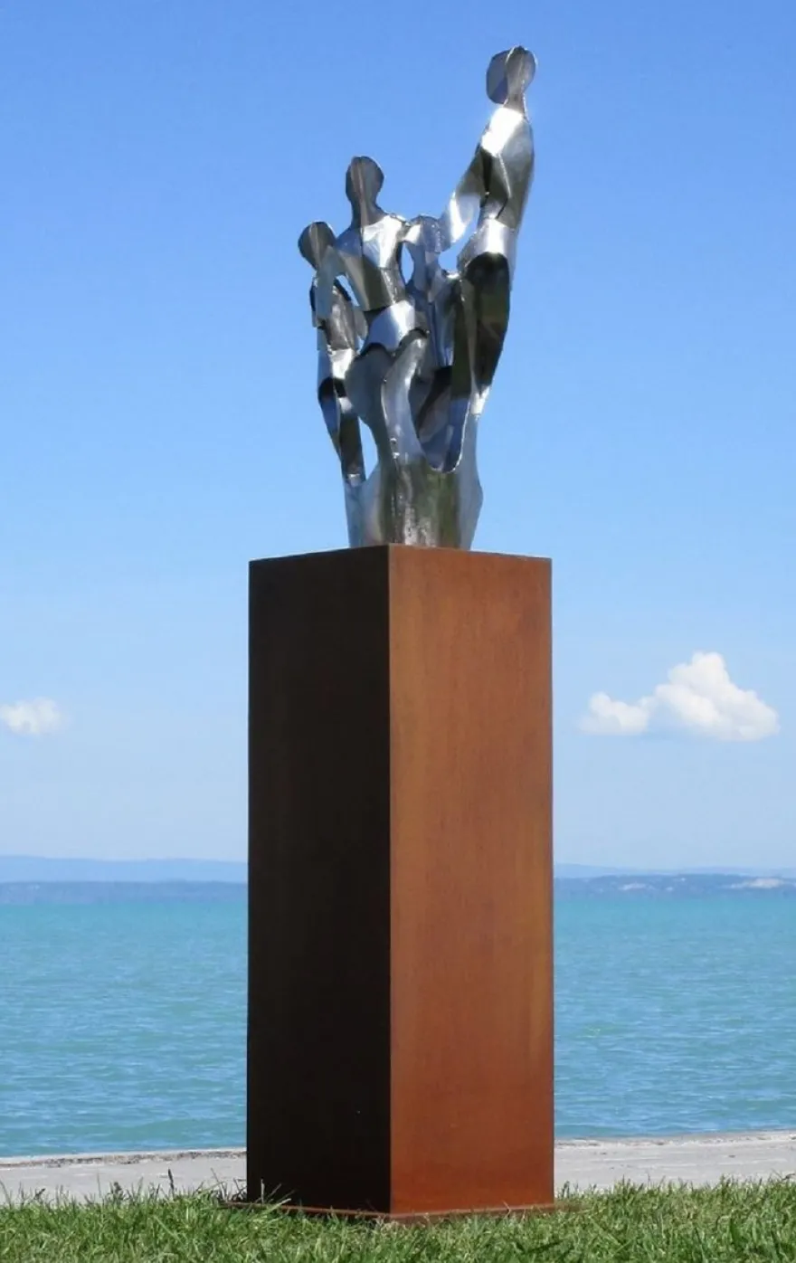 Casa Padrino XXL Garten Deko Metall Skulptur Freunde auf Säule Silber / Rost H. 182 cm