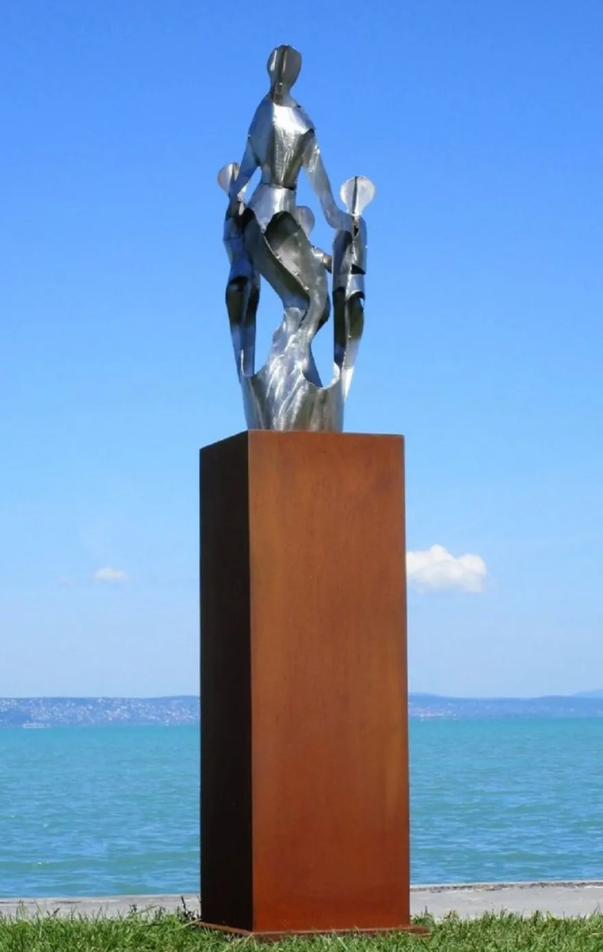 Casa Padrino XXL Garten Deko Metall Skulptur Freunde auf Säule Silber / Rost H. 182 cm