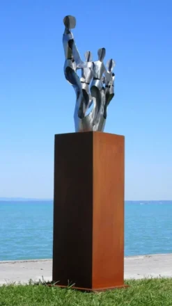Casa Padrino XXL Garten Deko Metall Skulptur Freunde auf Säule Silber / Rost H. 182 cm