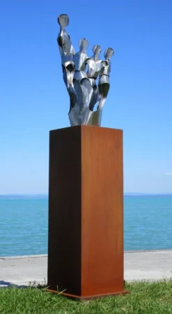 Casa Padrino XXL Garten Deko Metall Skulptur Freunde auf Säule Silber / Rost H. 182 cm