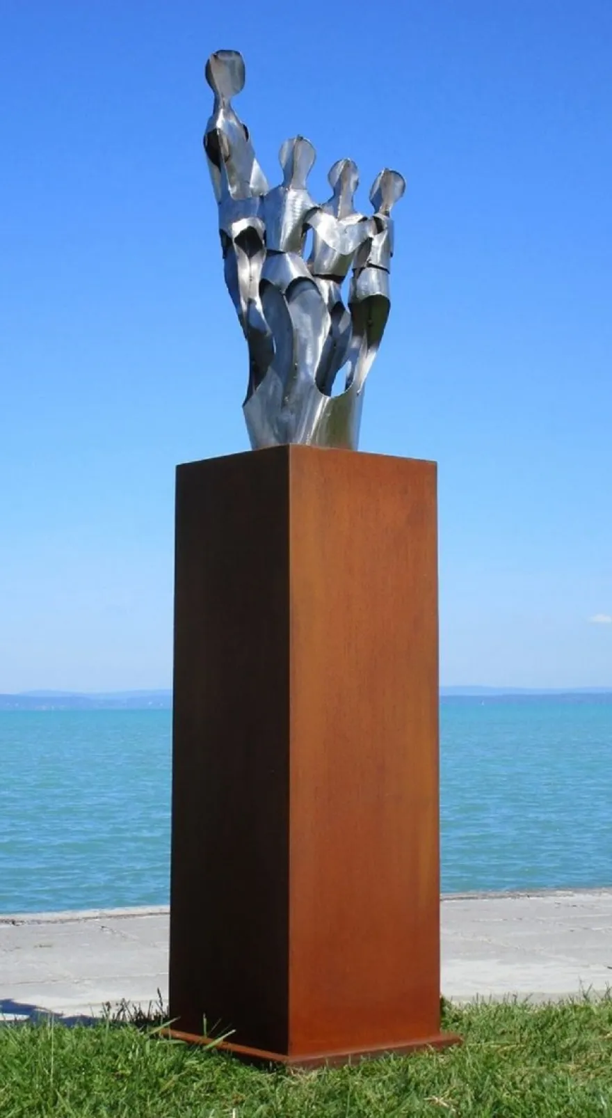 Casa Padrino XXL Garten Deko Metall Skulptur Freunde auf Säule Silber / Rost H. 182 cm