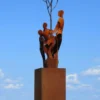Casa Padrino XXL Garten Deko Metall Skulptur Freunde am Baum auf Säule Rost H. 260 cm