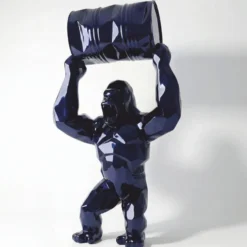 Casa Padrino XXL Garten Deko Skulptur Gorilla mit Fass Metallic Blau H. 250 cm