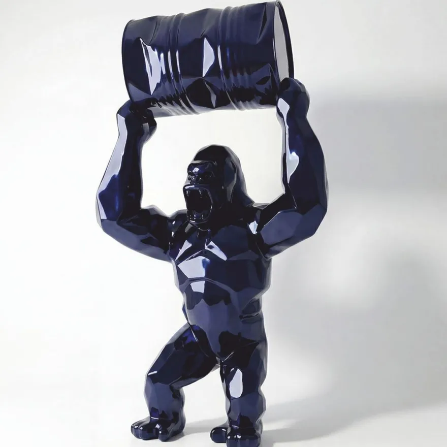 Casa Padrino XXL Garten Deko Skulptur Gorilla mit Fass Metallic Blau H. 250 cm