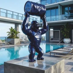 Casa Padrino XXL Garten Deko Skulptur Gorilla mit Fass Metallic Blau H. 250 cm
