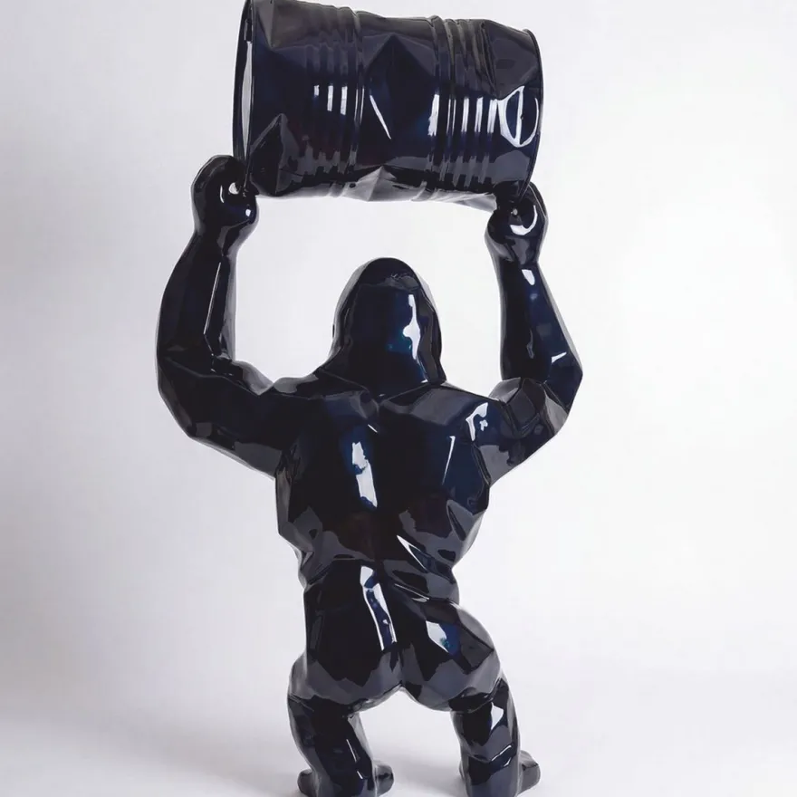 Casa Padrino XXL Garten Deko Skulptur Gorilla mit Fass Metallic Blau H. 250 cm