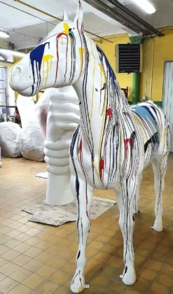 Casa Padrino XXL Garten Deko Skulptur Pferd Weiß / Bunt 245 x H. 200 cm