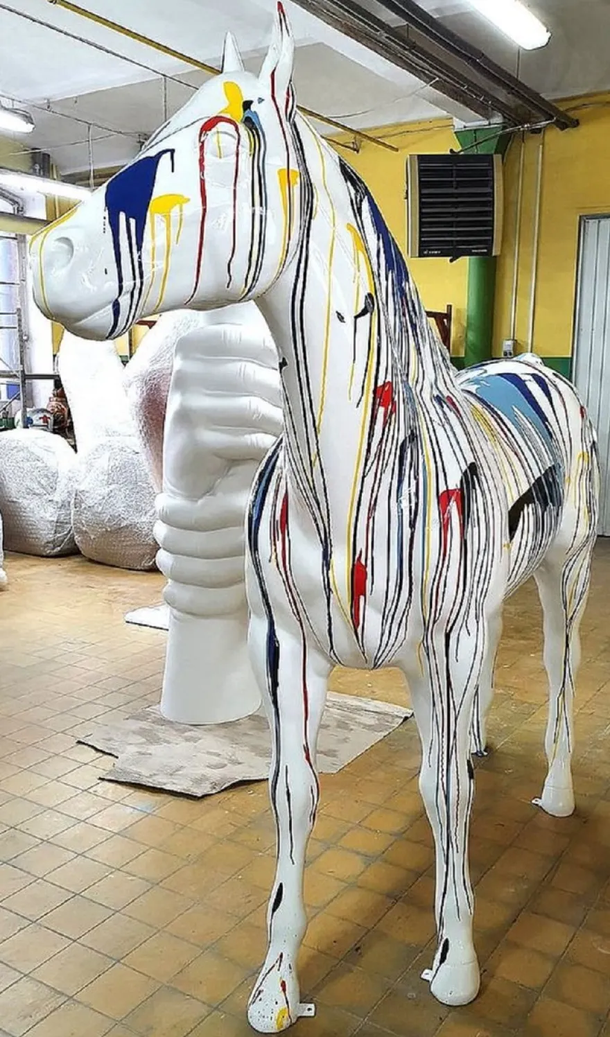 Casa Padrino XXL Garten Deko Skulptur Pferd Weiß / Bunt 245 x H. 200 cm