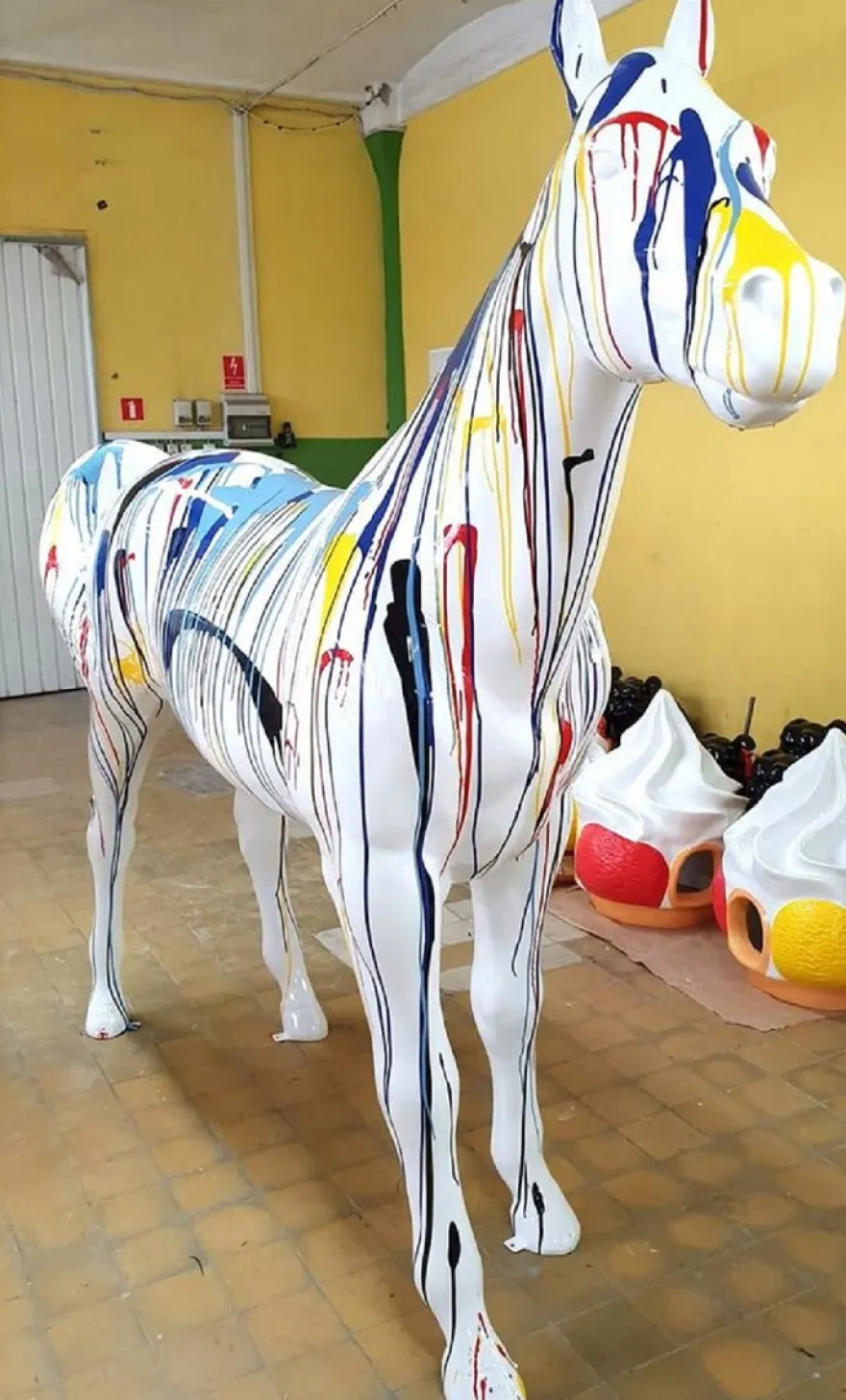 Casa Padrino XXL Garten Deko Skulptur Pferd Weiß / Bunt 245 x H. 200 cm
