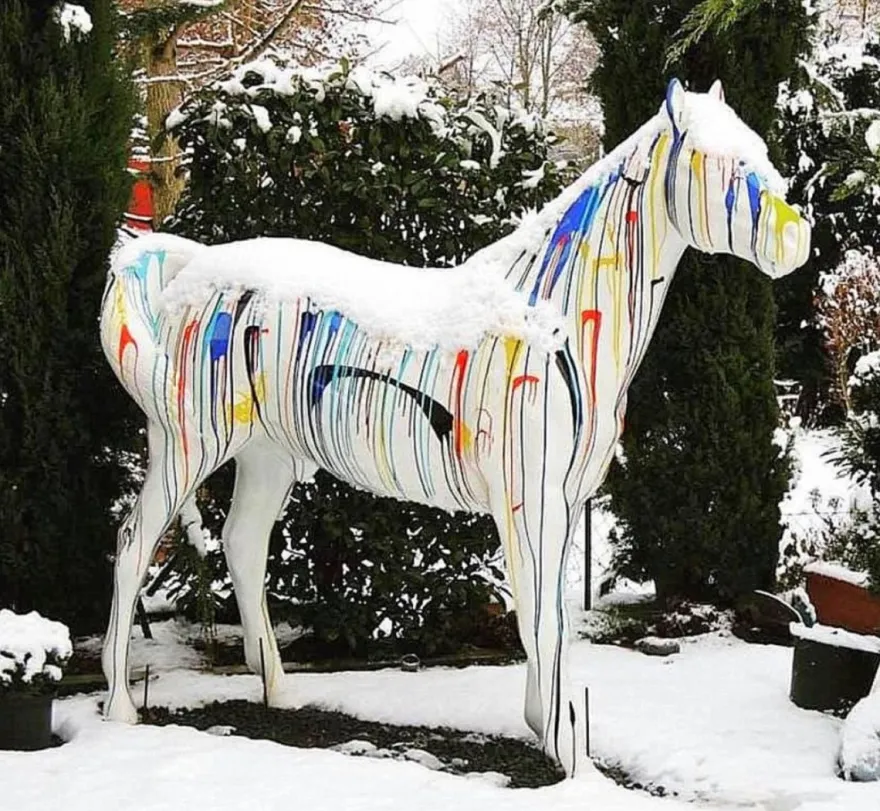 Casa Padrino XXL Garten Deko Skulptur Pferd Weiß / Bunt 245 x H. 200 cm
