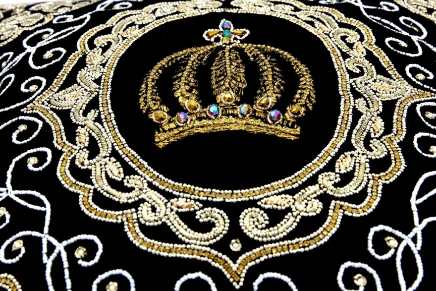 Harald Glööckler Luxus Barock Deko Kissen Pompöös by Casa Padrino Krone Schwarz / Gold aufwendig verziert mit Pailletten und Glitzersteinen